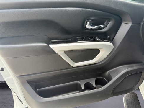 Used 2016 Nissan Titan SV image 17