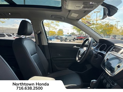 Used 2020 Volkswagen Tiguan SE w/ Panoramic Sunroof Package image 16