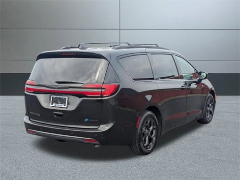 Used 2024 Chrysler Pacifica Premium image 6