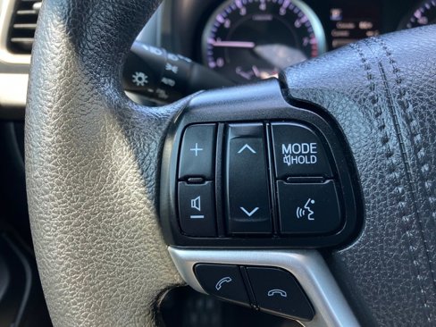Used 2019 Toyota Highlander LE w/ Phone Cable & Charge Package image 18