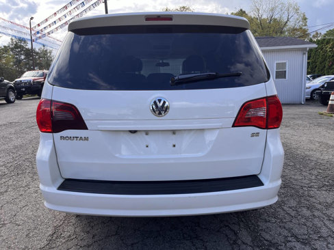 Used 2010 Volkswagen Routan SE image 6