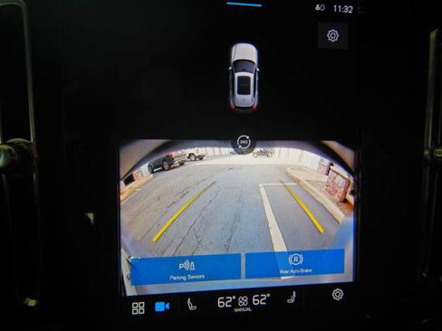 Used 2025 Volvo XC40 B5 Plus image 19