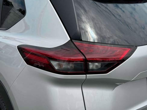 Used 2022 Nissan Rogue SV w/ SV Premium Package image 9