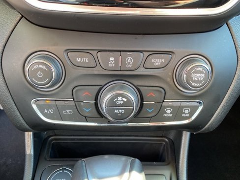 Used 2022 Jeep Cherokee Limited image 27