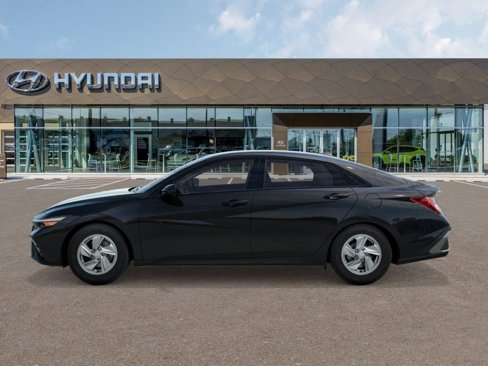 New 2025 Hyundai Elantra SE image 3