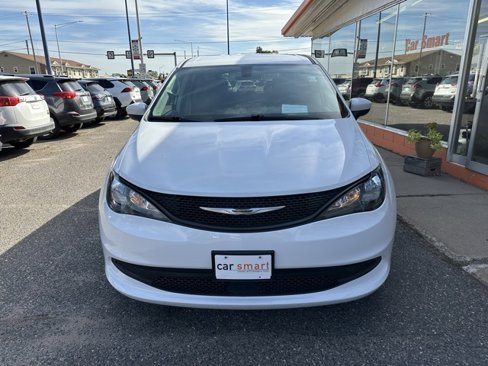 Used 2021 Chrysler Voyager LX image 2