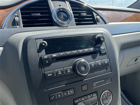 Used 2010 Buick Enclave CXL image 19