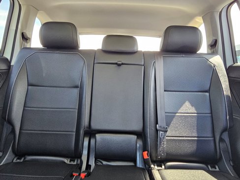 Used 2021 Volkswagen Tiguan SE w/ Panoramic Sunroof Package image 26