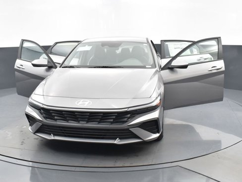 Used 2025 Hyundai Elantra SE image 30