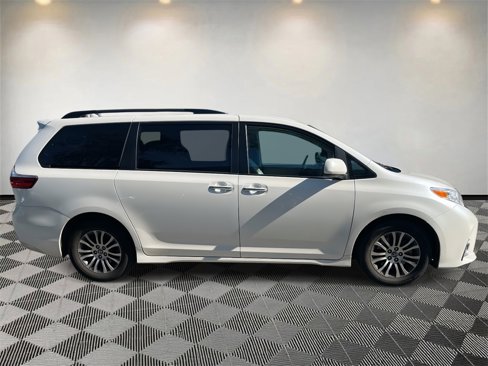 Used 2020 Toyota Sienna XLE image 2