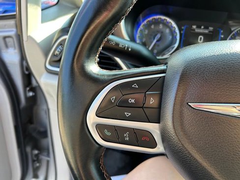 Certified 2017 Chrysler Pacifica Touring-L image 16