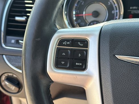 Used 2016 Chrysler Town & Country Touring-L image 41