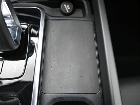 Used 2022 Volvo XC60 B5 Momentum w/ Climate Package image 11