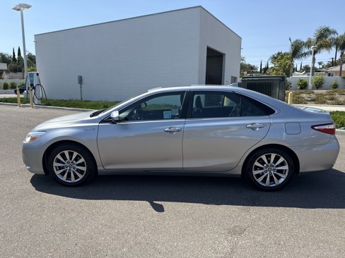 Used 2016 Toyota Camry LE image 2