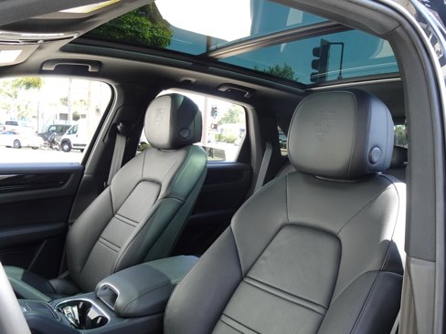 Used 2022 Porsche Cayenne Platinum Edition image 13