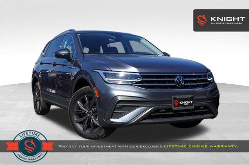 Used 2024 Volkswagen Tiguan SE w/ Panoramic Sunroof Package image 1