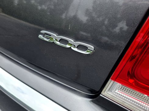 Used 2016 Chrysler 300 Limited image 7