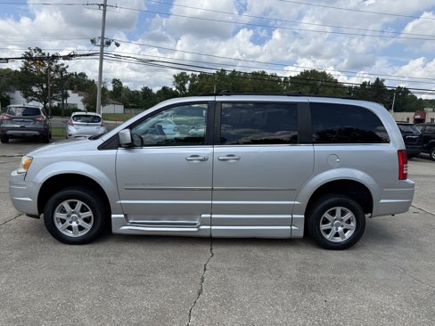 Used 2010 Chrysler Town & Country Touring image 6