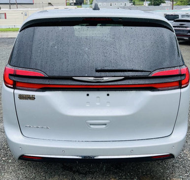 Used 2024 Chrysler Pacifica Touring-L image 6