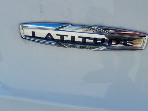 Used 2019 Jeep Cherokee Latitude w/ Popular Appearance Group image 5