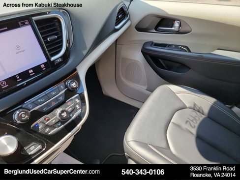 Used 2024 Chrysler Pacifica Touring-L image 36