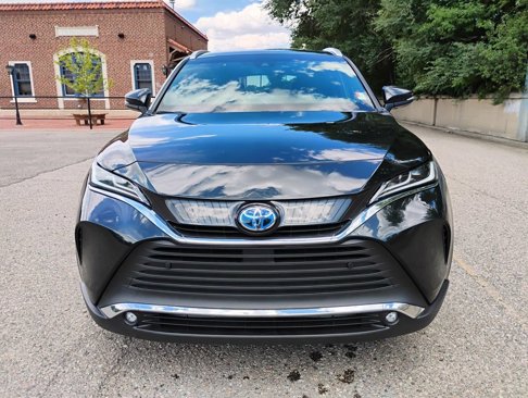 Used 2023 Toyota Venza XLE image 2