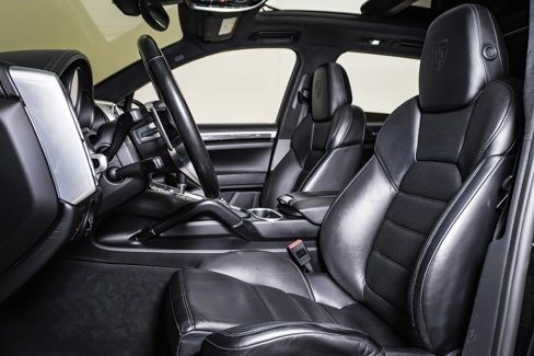 Used 2016 Porsche Cayenne Turbo S image 5