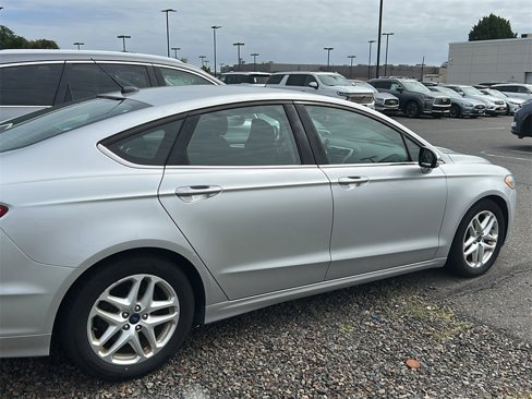 Used 2015 Ford Fusion SE image 9