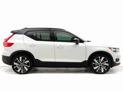 Used 2022 Volvo XC40 P8 Recharge Plus image 2
