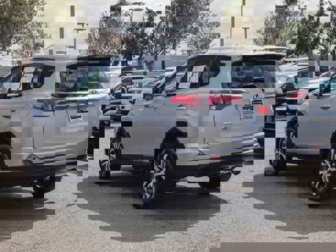 Used 2018 Toyota RAV4 LE image 6