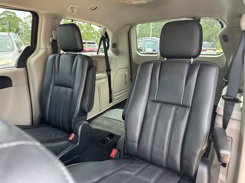 Used 2012 Chrysler Town & Country Touring-L w/ Driver Convenience Group image 12
