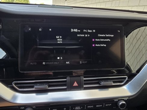 Used 2022 Kia Niro EX image 58