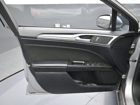 Used 2020 Ford Fusion SE image 16