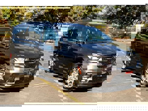 Used 2022 Chrysler Pacifica Touring image 2