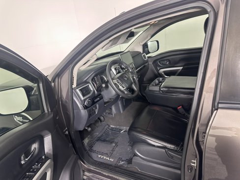Used 2017 Nissan Titan SV image 18
