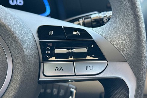 Certified 2025 Hyundai Elantra SE image 28