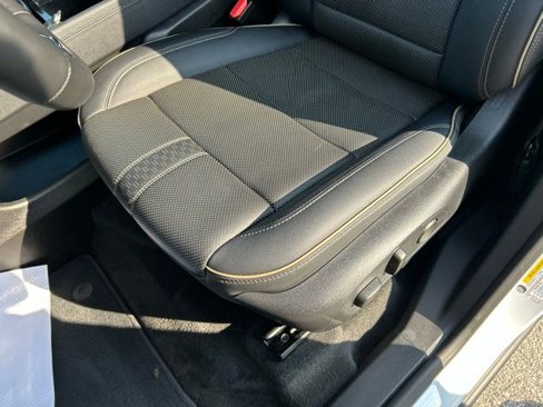 Used 2024 Chevrolet Traverse RS image 24