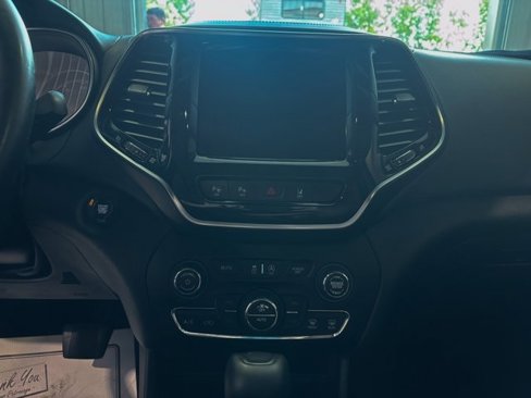 Used 2019 Jeep Cherokee Overland w/ Technology Group image 21