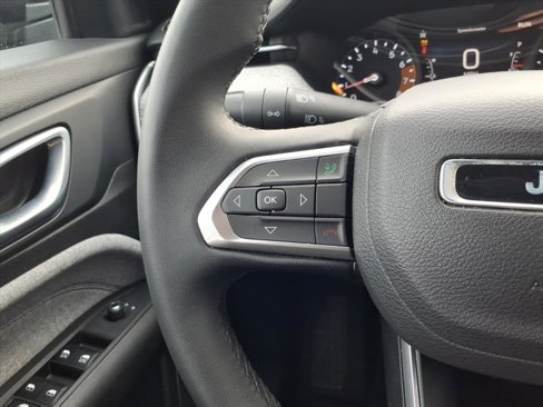 Used 2024 Jeep Compass Latitude image 14