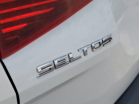 Used 2021 Kia Seltos EX image 6