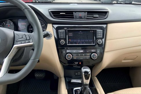 Used 2018 Nissan Rogue SV image 6