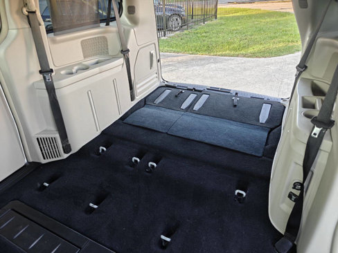 Used 2011 Chrysler Town & Country Touring-L image 29