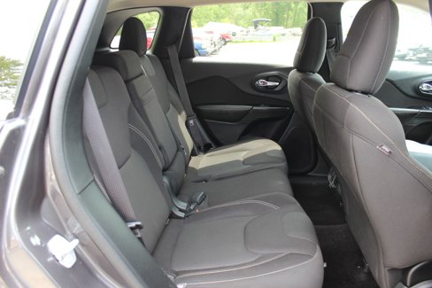 Used 2016 Jeep Cherokee Latitude w/ Comfort/Convenience Group image 41