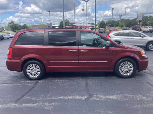 Used 2013 Chrysler Town & Country Touring-L w/ Premium Group image 2