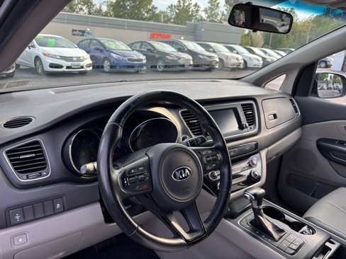 Used 2017 Kia Sedona LX w/ LX Essentials Premium Package image 10