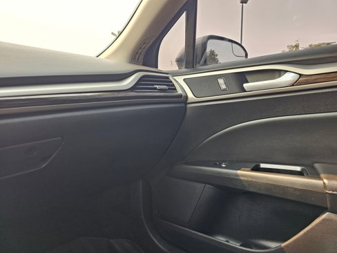 Used 2015 Ford Fusion SE w/ Equipment Group 202A image 25