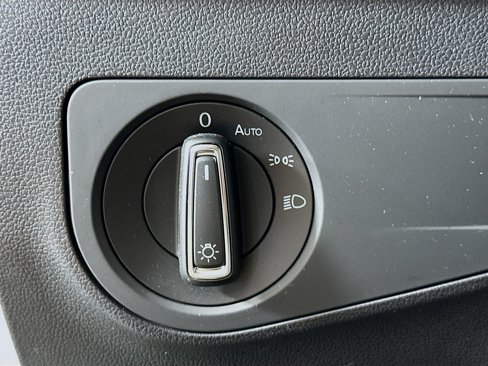 Used 2018 Volkswagen Tiguan SE w/ Panoramic Sunroof Package image 17