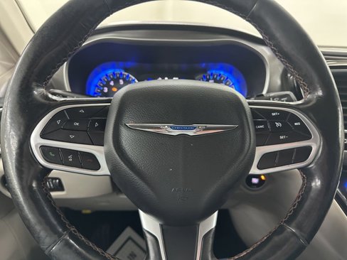 Used 2020 Chrysler Pacifica Touring-L image 29