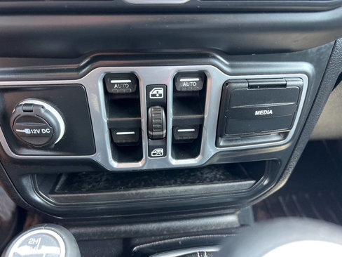 Used 2018 Jeep Wrangler Unlimited Sahara image 21