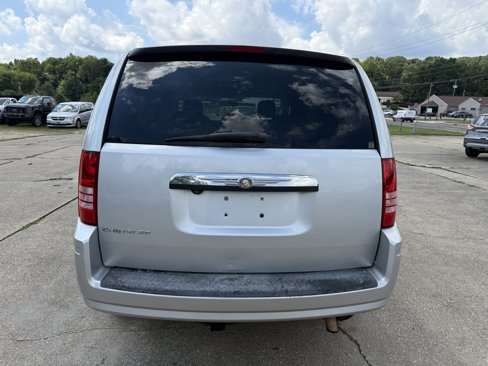Used 2010 Chrysler Town & Country Touring image 9